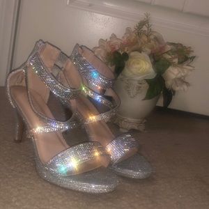 Women’s Size 5 Bling Stones Silver Low-Heels